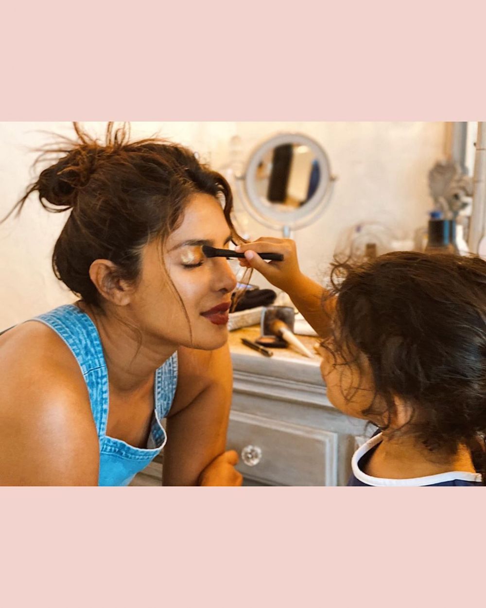 8 Potret Priyanka Copra bersama anak kecil, seru dan bikin gemas