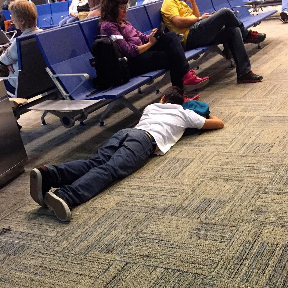 10 Momen kocak saat nunggu di bandara ini, bikin geleng kepala