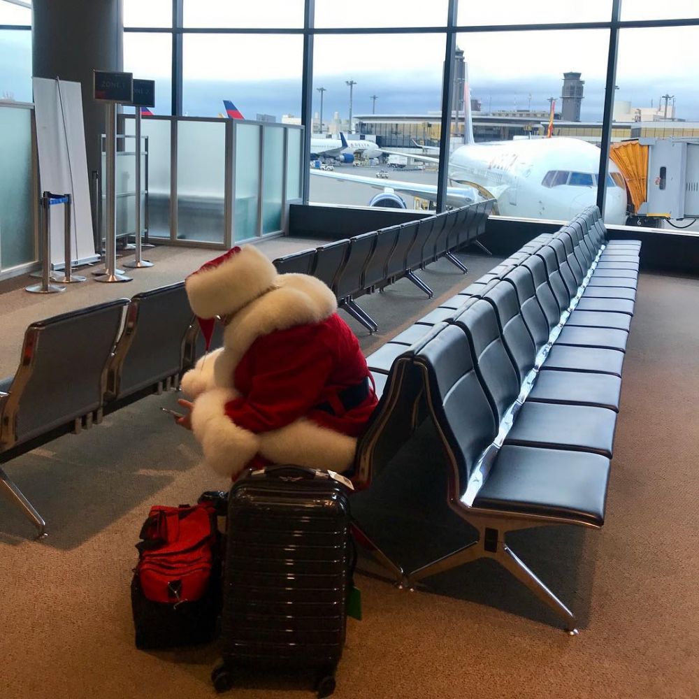 10 Momen kocak saat nunggu di bandara ini, bikin geleng kepala