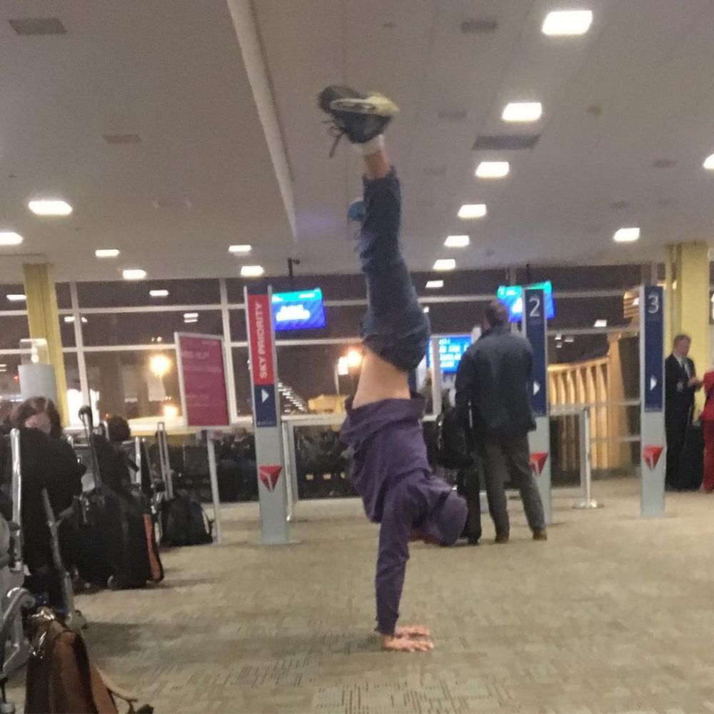 10 Momen kocak saat nunggu di bandara ini, bikin geleng kepala