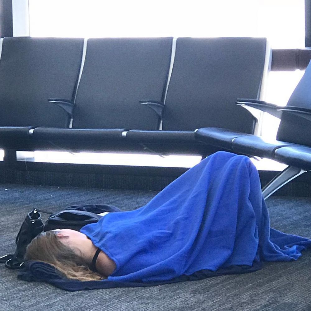 10 Momen kocak saat nunggu di bandara ini, bikin geleng kepala