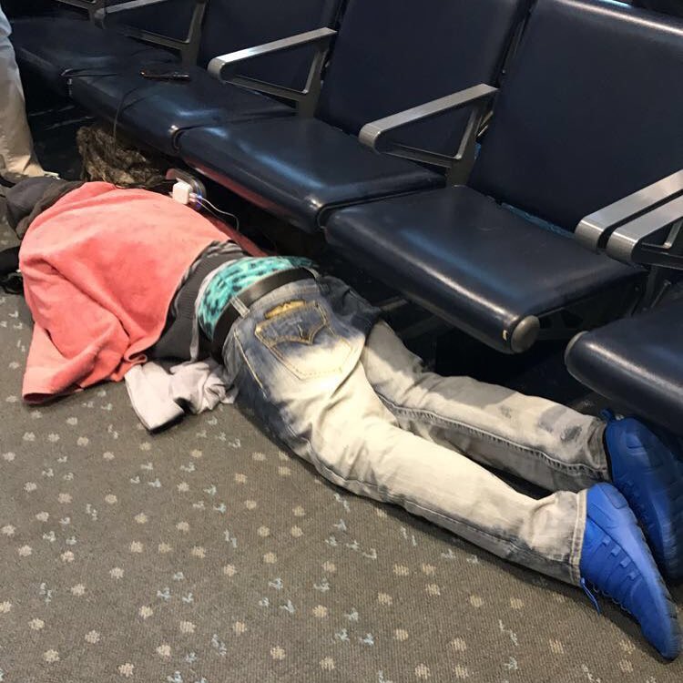 10 Momen kocak saat nunggu di bandara ini, bikin geleng kepala