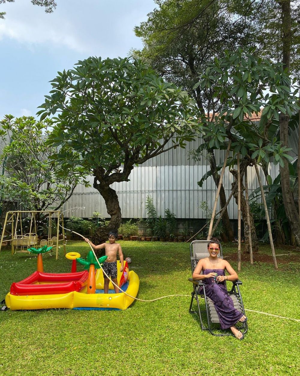 9 Potret rumah Nirina Zubir, halamanya curi perhatian