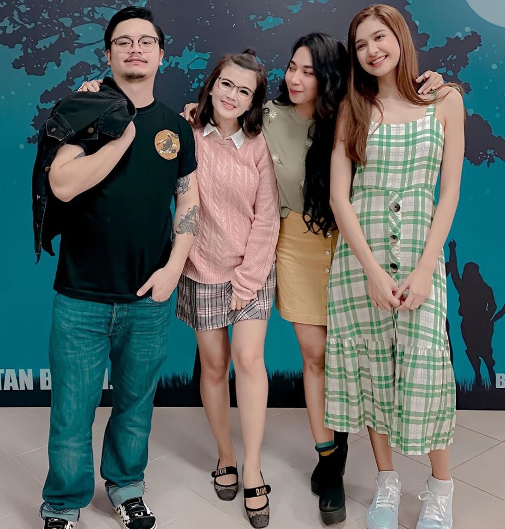 10 Potret Tania Putri 'Kepompong' kini jadi hot mama