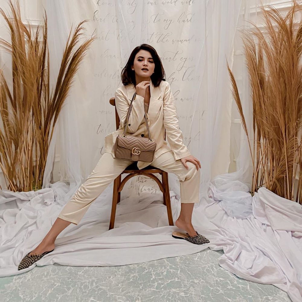 10 Potret Tania Putri 'Kepompong' kini jadi hot mama