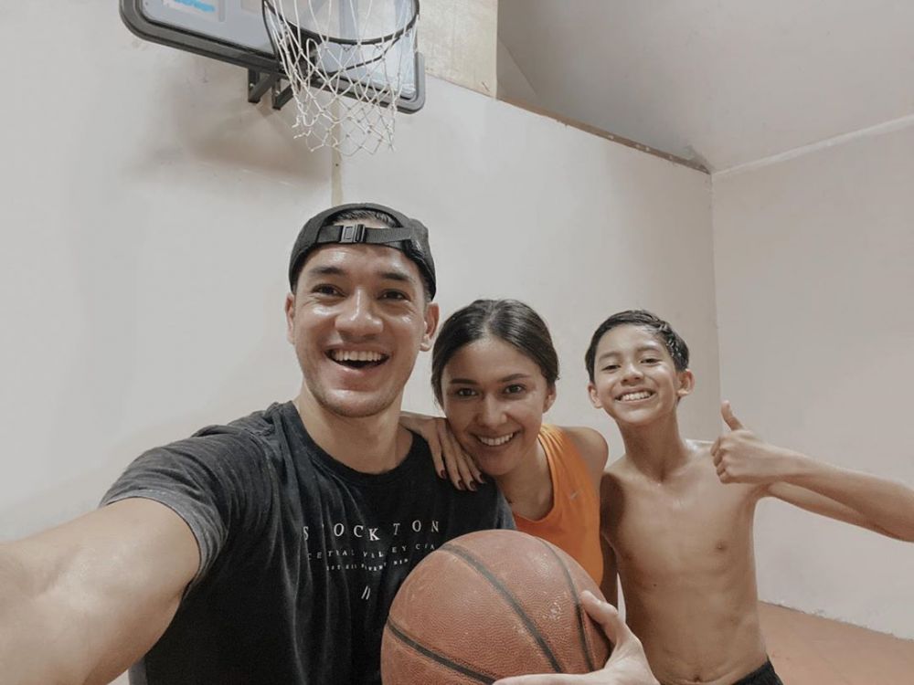 Nggak cuma romantis, 12 pasangan seleb ini hobi olahraga bareng