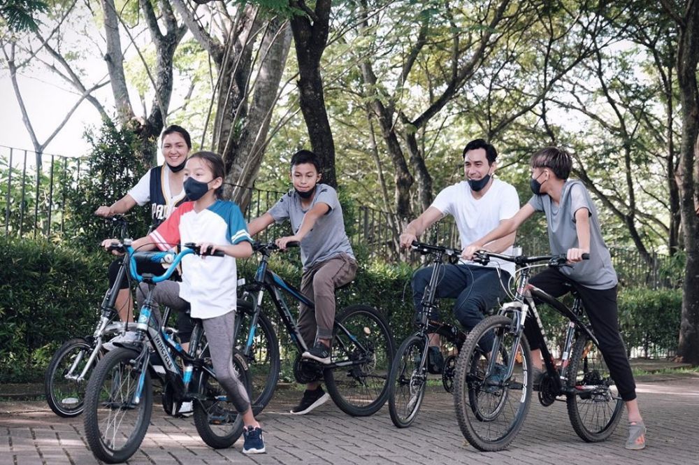 Nggak cuma romantis, 12 pasangan seleb ini hobi olahraga bareng