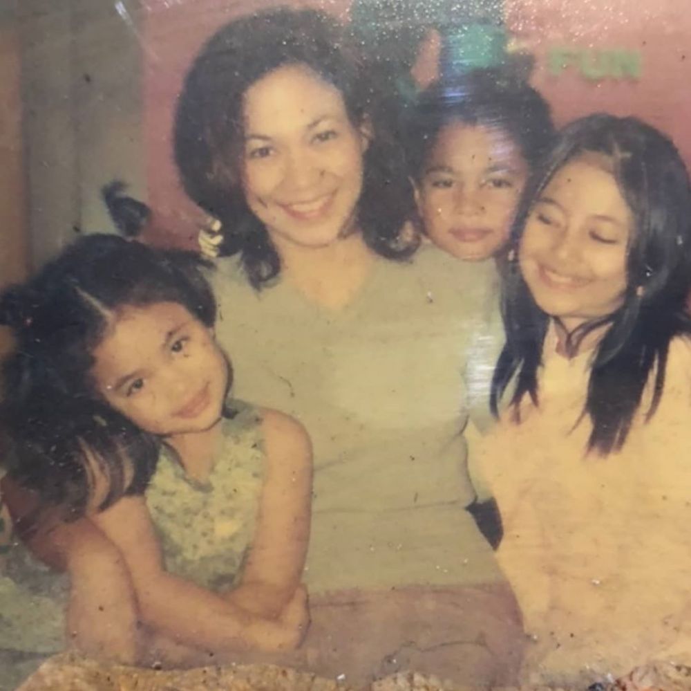 Jarang terekspos, ini 10 momen kedekatan Marshanda & dua adiknya