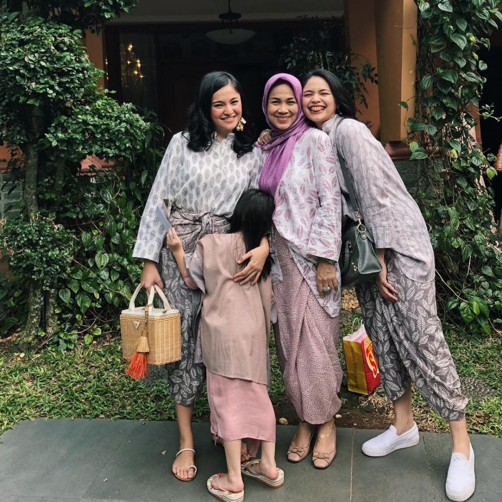 Jarang terekspos, ini 10 momen kedekatan Marshanda & dua adiknya