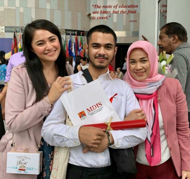 Jarang terekspos, ini 10 momen kedekatan Marshanda & dua adiknya