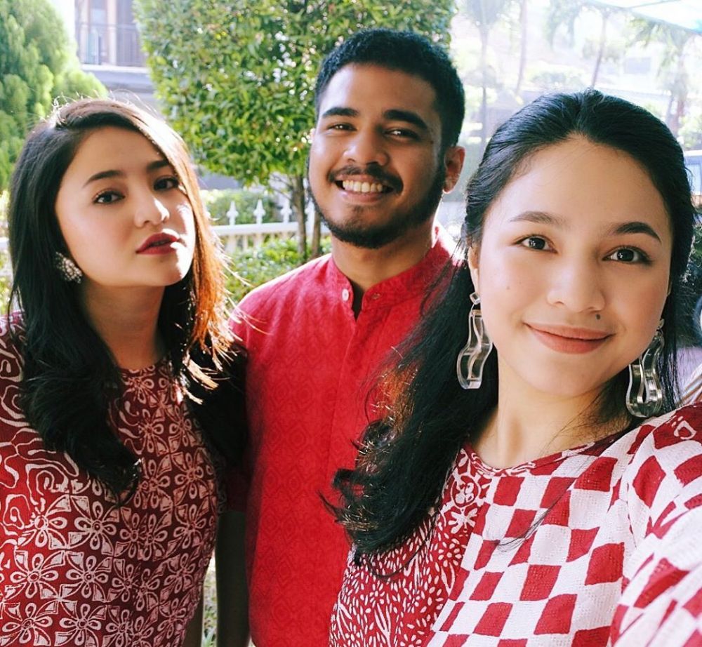 Jarang terekspos, ini 10 momen kedekatan Marshanda & dua adiknya