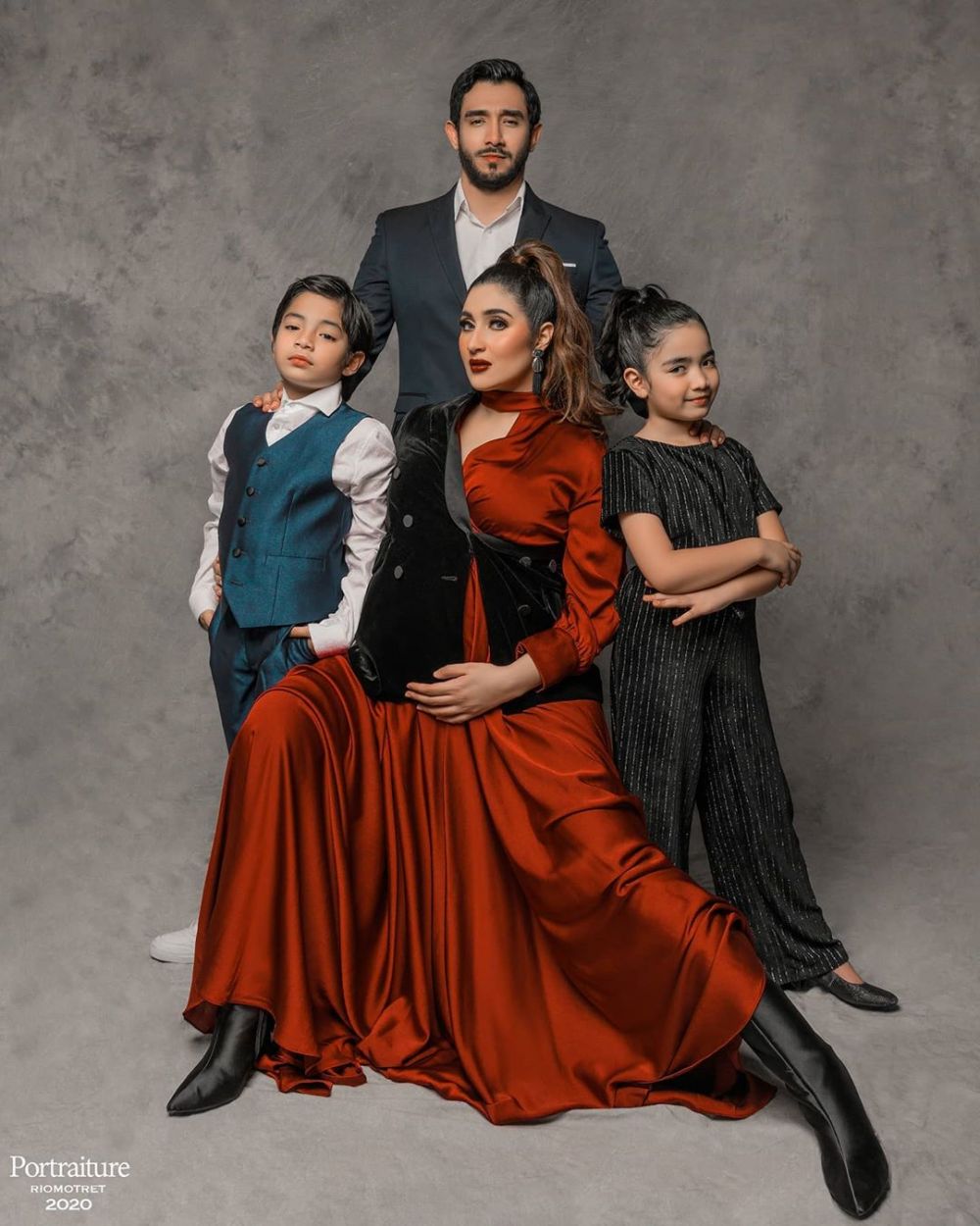 Gaya pemotretan maternity 10 seleb & keluarga kecilnya, kompak abis