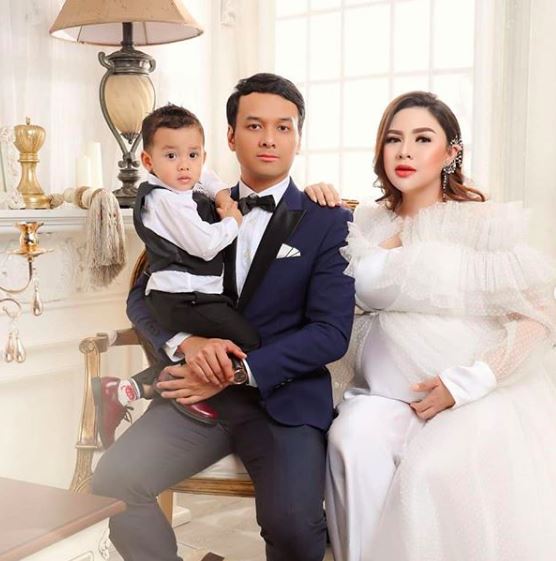 Gaya pemotretan maternity 10 seleb & keluarga kecilnya, kompak abis