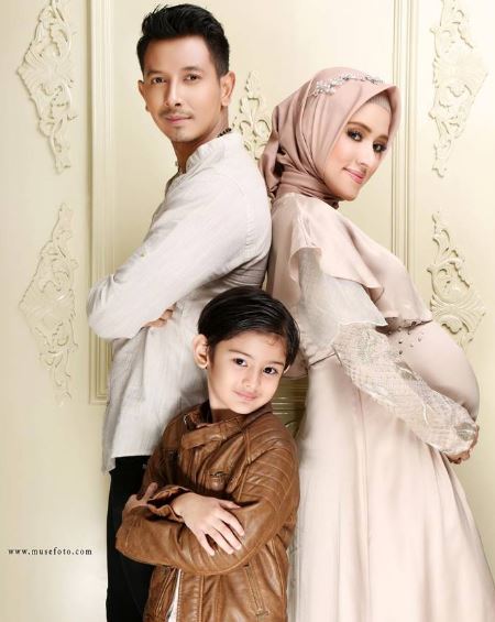 Gaya pemotretan maternity 10 seleb & keluarga kecilnya, kompak abis