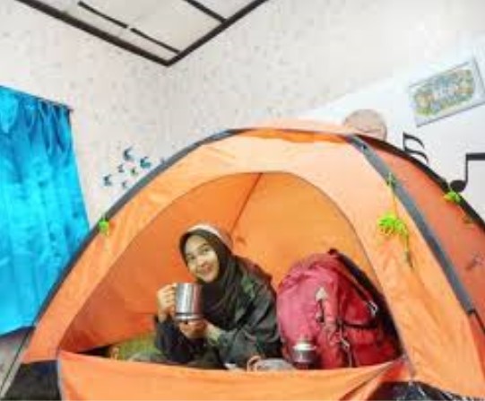 Kangen mendaki, 12 potret tenda dalam rumah ini kocak banget