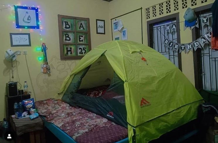 Kangen mendaki, 12 potret tenda dalam rumah ini kocak banget