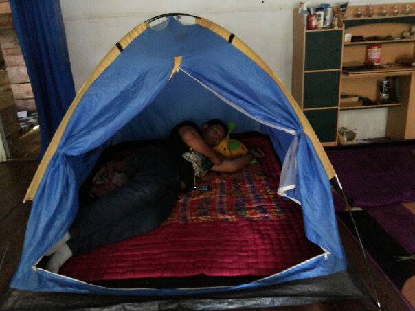 Kangen mendaki, 12 potret tenda dalam rumah ini kocak banget