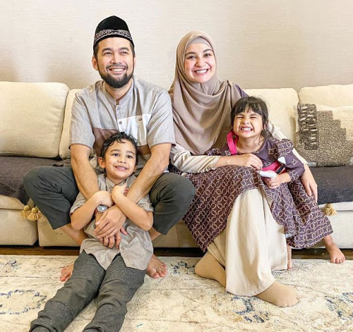 8 Momen Lebaran keluarga Zaskia dan Shireen Sungkar di rumah aja