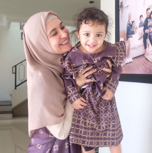 8 Momen Lebaran keluarga Zaskia dan Shireen Sungkar di rumah aja