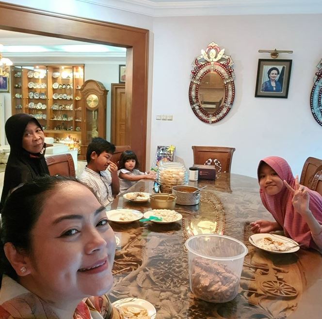 7 Potret Yan Vellia rayakan Lebaran tanpa Didi Kempot, penuh haru