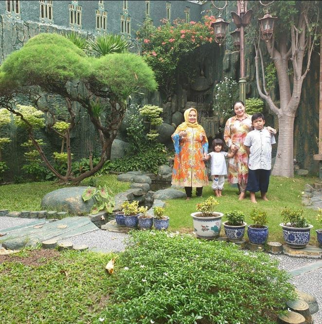 7 Potret Yan Vellia rayakan Lebaran tanpa Didi Kempot, penuh haru