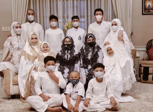 7 Potret gaya keluarga Syahrini rayakan Lebaran, kompak pakai masker