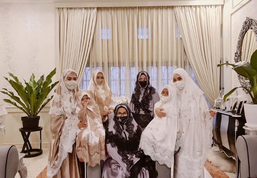 7 Potret gaya keluarga Syahrini rayakan Lebaran, kompak pakai masker