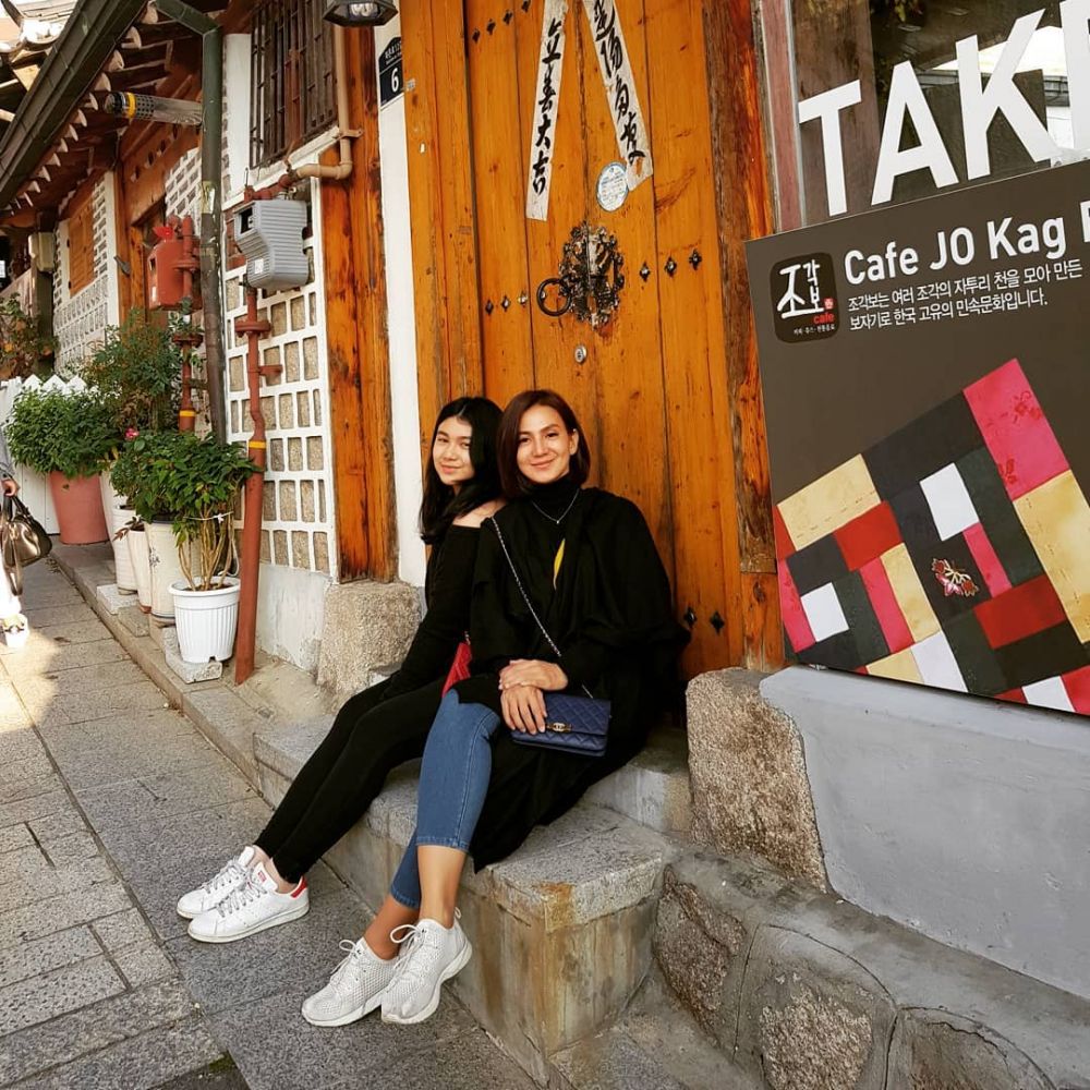 10 Potret cantik Wanda Hamidah dan putrinya, bak kakak adik