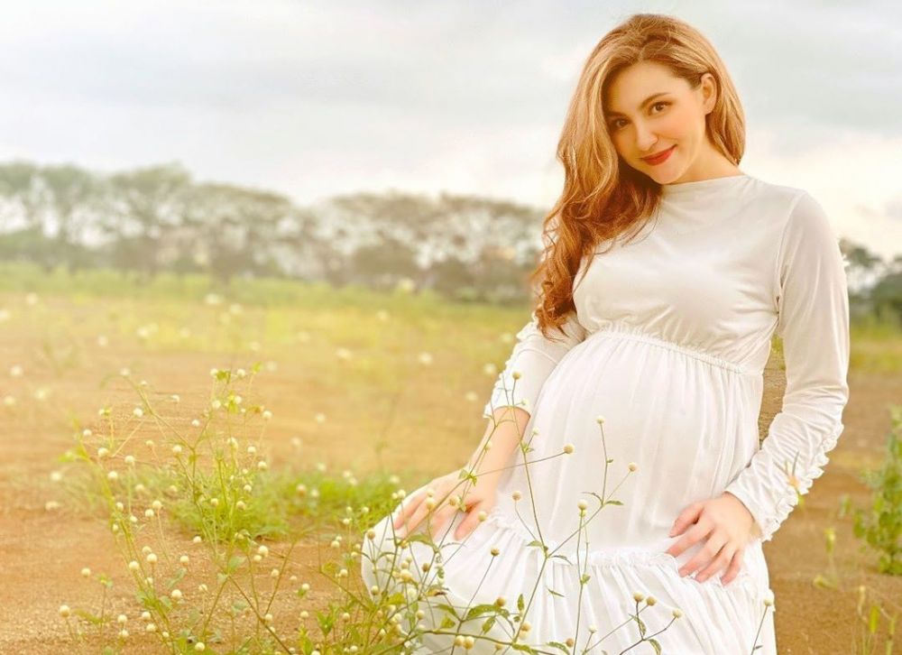 9 Potret maternity Alessia Cestaro, konsepnya simpel dan elegan