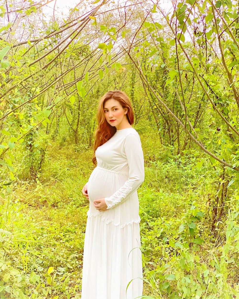 9 Potret maternity Alessia Cestaro, konsepnya simpel dan elegan