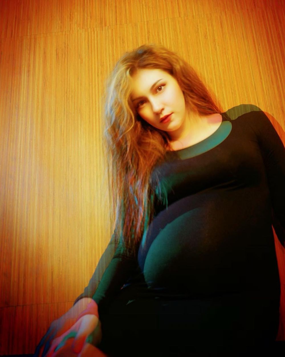 9 Potret maternity Alessia Cestaro, konsepnya simpel dan elegan