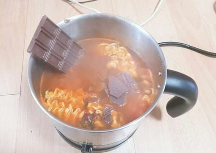 10 Makanan dicampur cokelat ini absurd pol, kamu doyan nggak?