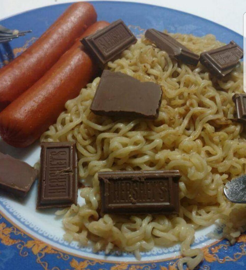 10 Makanan dicampur cokelat ini absurd pol, kamu doyan nggak?