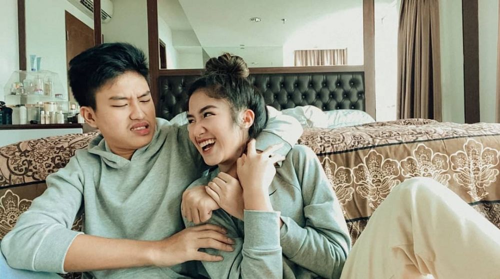 9 Momen pemotretan virtual Ochi Rosdiana dan sang adik, bak pacaran