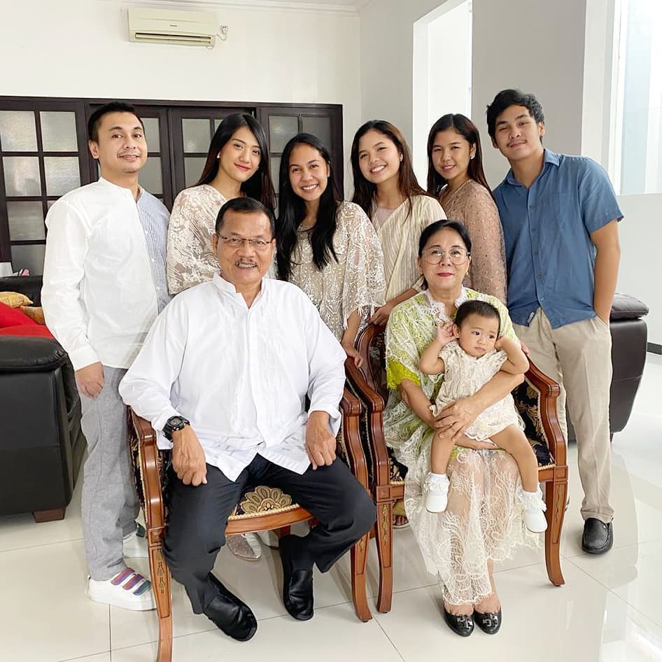 7 Momen Lebaran Raditya Dika dan keluarga, konser musik bareng