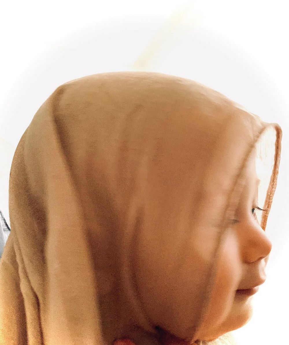 8 Potret bayi seleb kenakan hijab saat Lebaran, gemesin abis