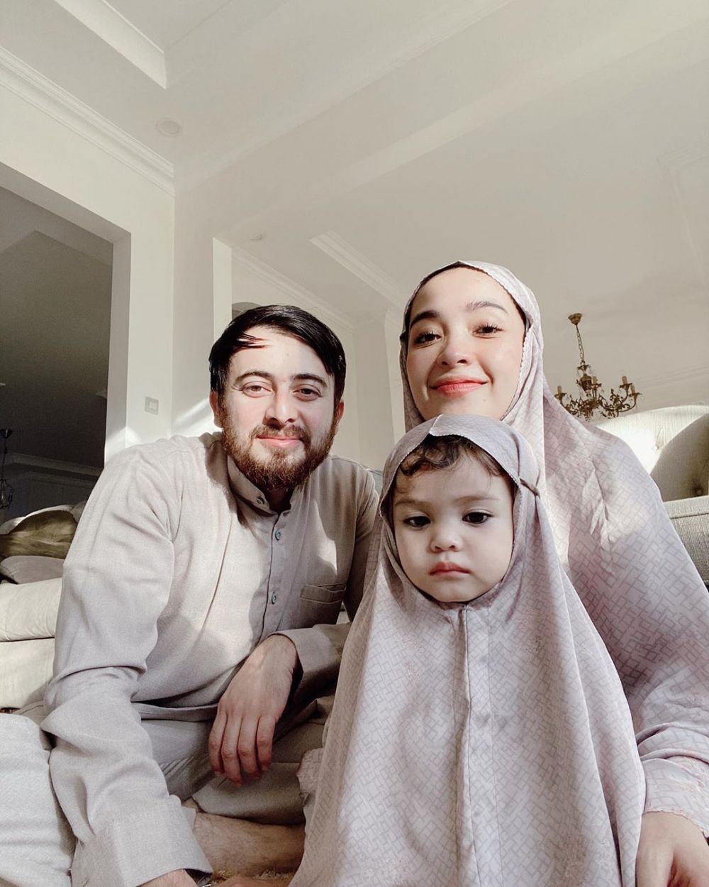 8 Potret bayi seleb kenakan hijab saat Lebaran, gemesin abis