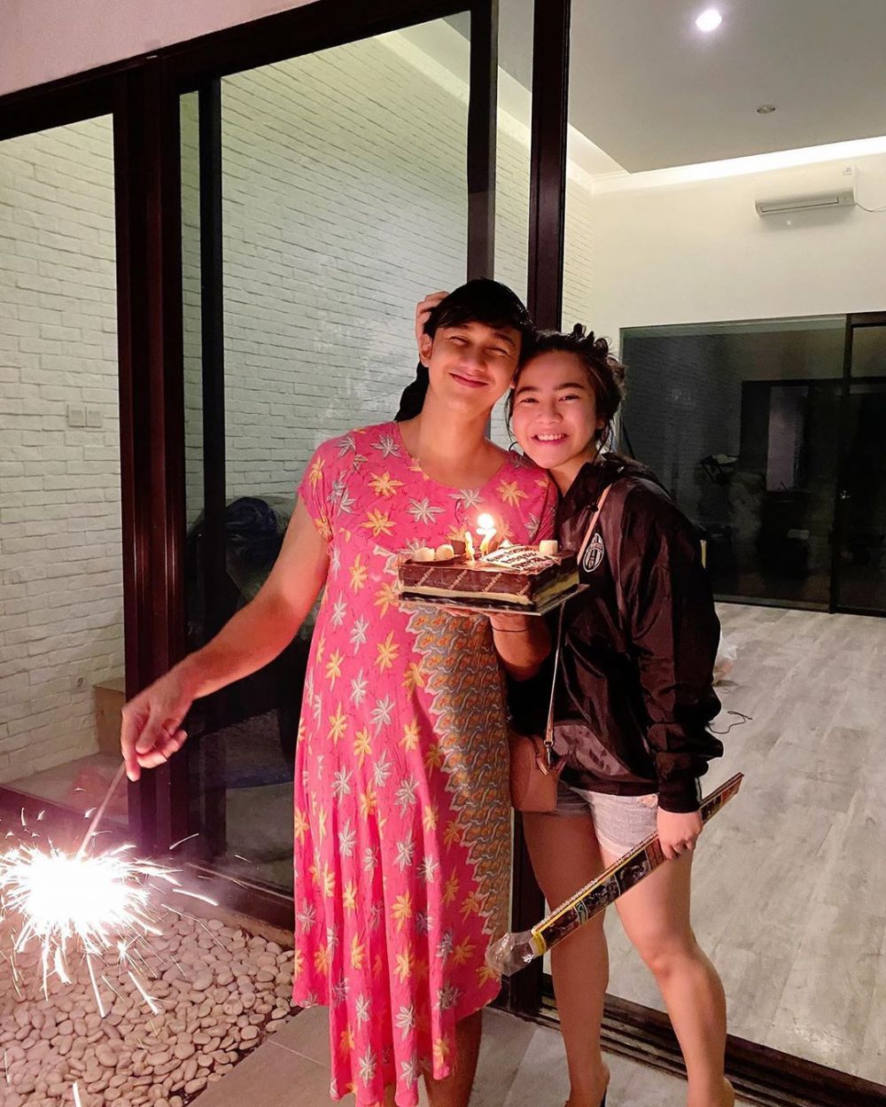 Rayakan ultah ke-27, gaya Caesar Hito pakai daster jadi sorotan