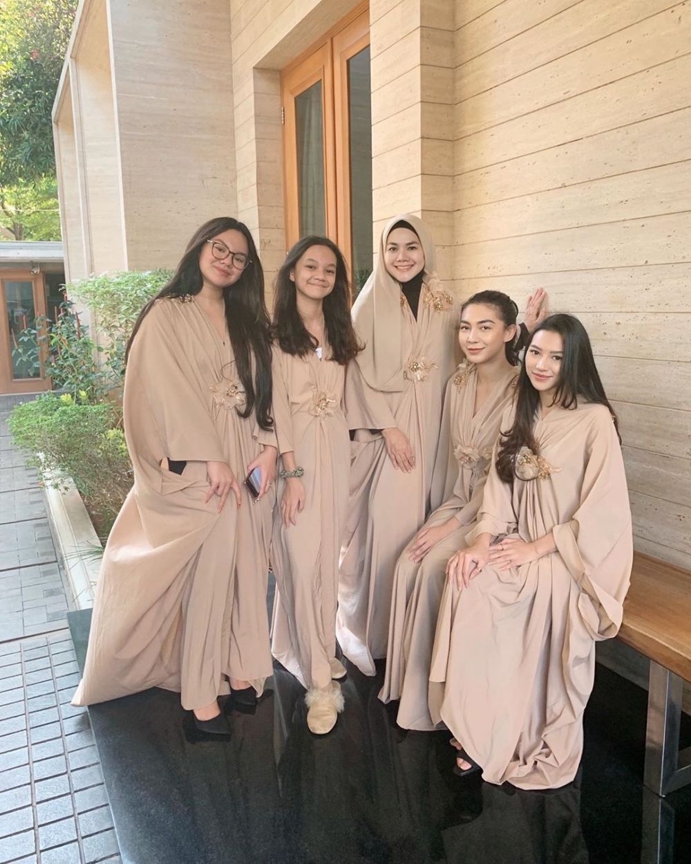 8 Potret Sarita Abdul Mukti bareng keempat putrinya, kompak abis