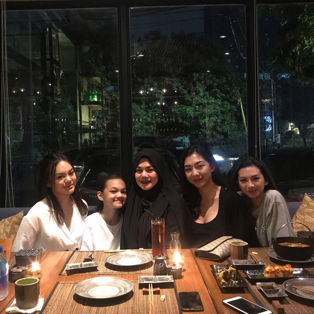 8 Potret Sarita Abdul Mukti bareng keempat putrinya, kompak abis