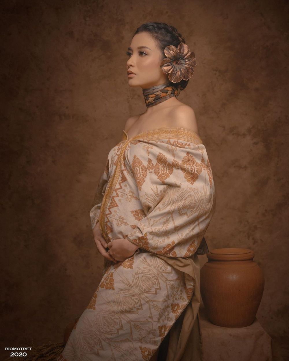 5 Gaya pemotretan maternity Chelsea Olivia, berbalut kain etnik