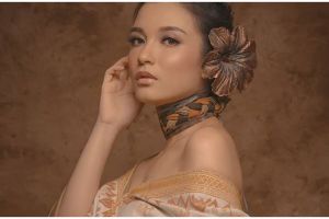 5 Gaya pemotretan maternity Chelsea Olivia, berbalut kain etnik