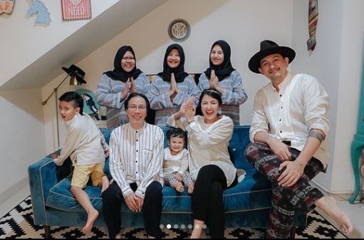 Momen 12 seleb rayakan Lebaran bareng ART, penuh kehangatan