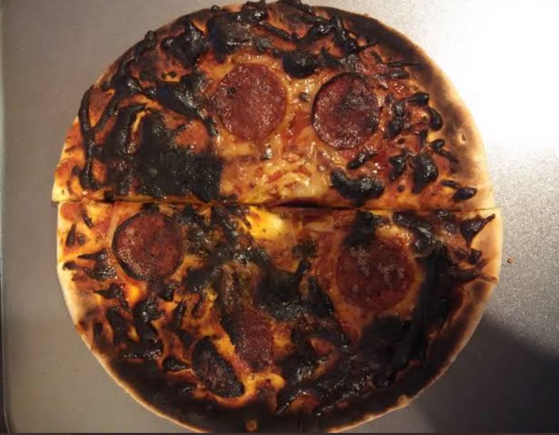 10 Penampakan pizza gosong ini bikin susah nahan tawa