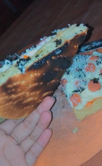 10 Penampakan pizza gosong ini bikin susah nahan tawa