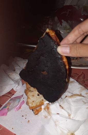 10 Penampakan pizza gosong ini bikin susah nahan tawa