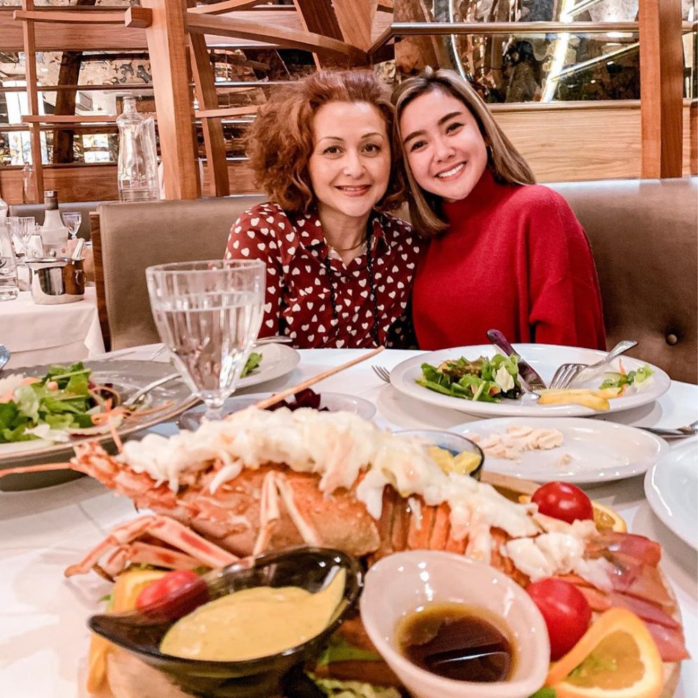 6 Potret kedekatan Cita Citata dan calon ibu mertua, kompak