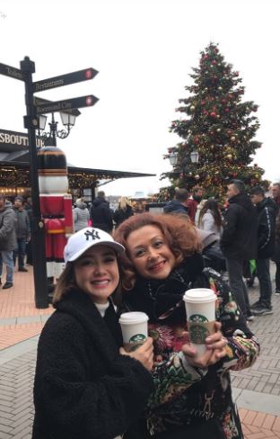 6 Potret kedekatan Cita Citata dan calon ibu mertua, kompak