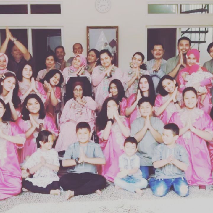 Jarang tersorot, ini 6 momen kedekatan Mayangsari dan ibunda