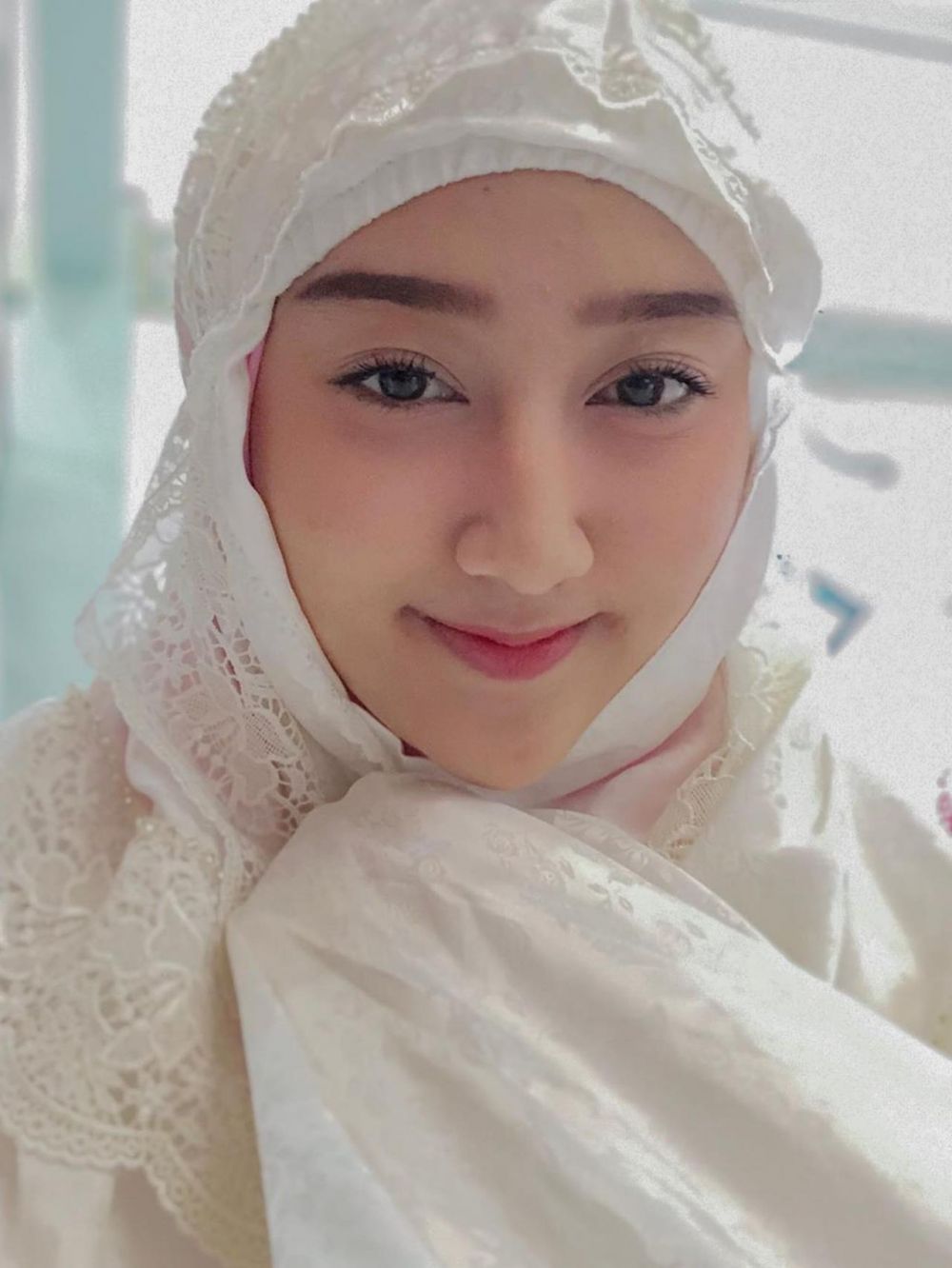 7 Pesona Sandrina IMB pakai hijab, bikin pangling
